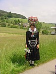 Tochter Katrin in Tracht (Langenschiltach)